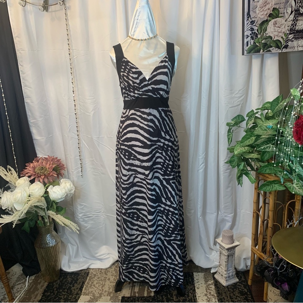 ❤️Price Drop❤️Casual Land Black and Silver Sleeveless V-Neck Maxi Dress
